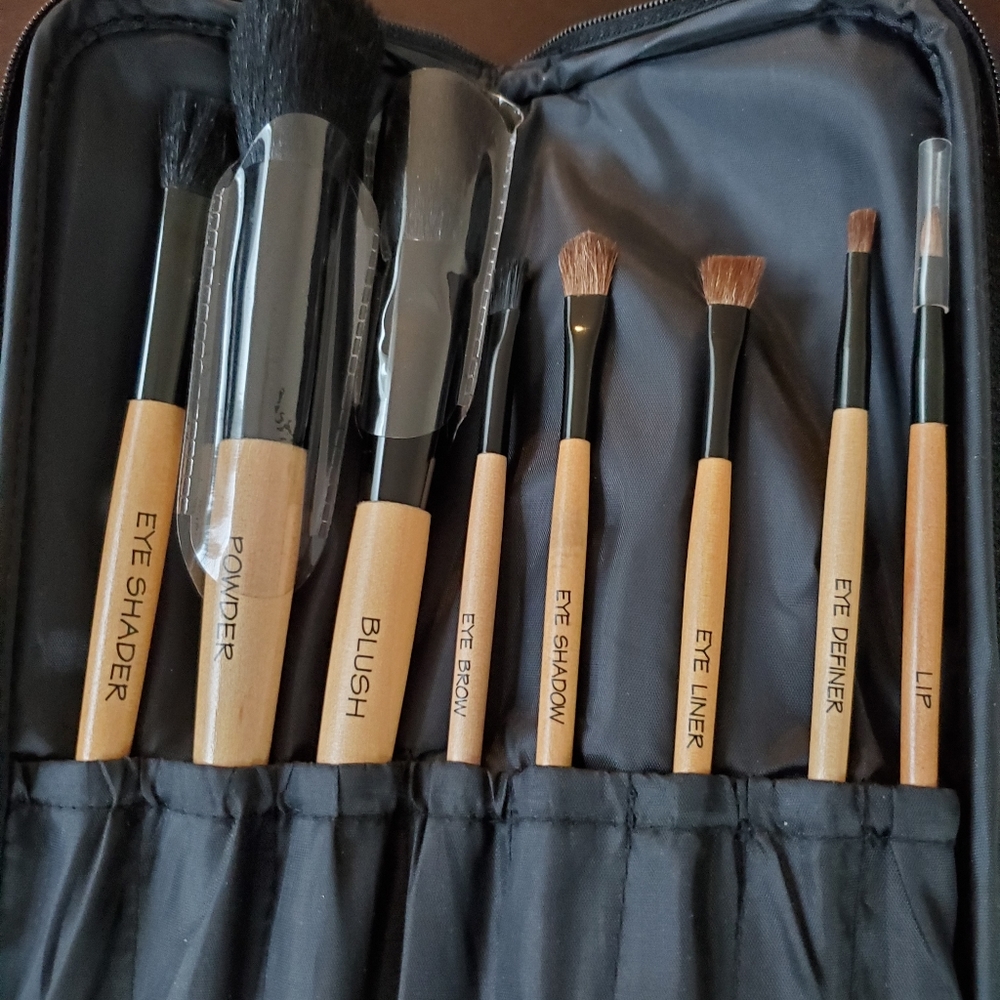 Neiman Marcus 8 pcs Makeup Brushes. New.